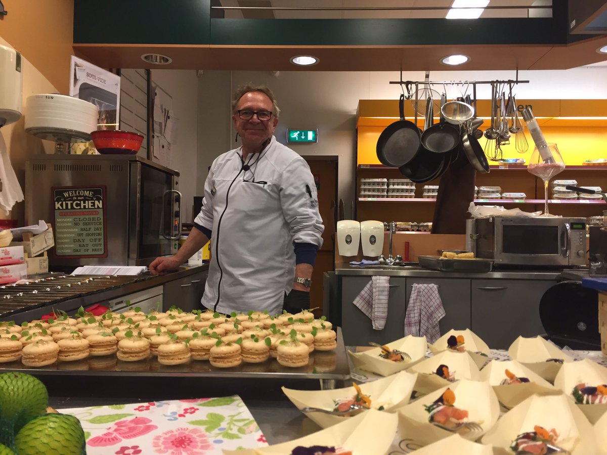 mennodevries's tweet photo. 'Meer met Gin' collega's #inspireren de lokale ondernemers bij #Sligro #Leiden #lekkerbeGINvandeweek! 2/2 https://t.co/G1nTqxVfMn