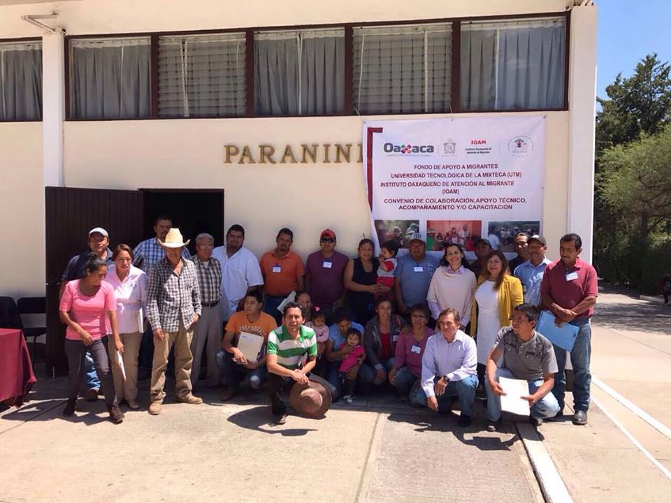 IAIMO_GobOax's tweet photo. Beneficiarios del #FAM2016,quienes hoy recibieron #Capacitaciones para mejorar habilidades técnicas y emprender sus #Proyectos @AidaRuizG https://t.co/JCMtuw2caF