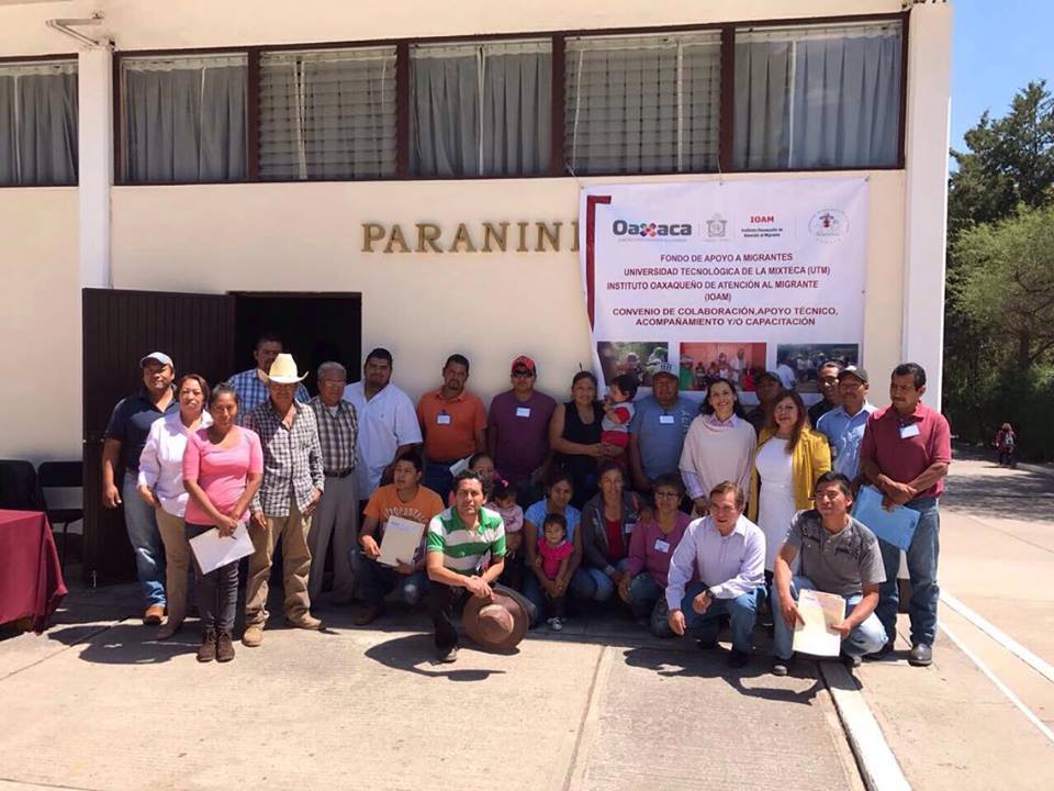 IAIMO_GobOax's tweet photo. Beneficiarios del #FAM2016,quienes hoy recibieron #Capacitaciones para mejorar habilidades técnicas y emprender sus #Proyectos @AidaRuizG https://t.co/JCMtuw2caF