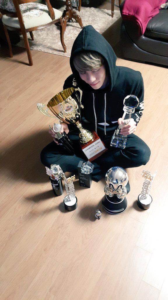shady_shinee's tweet photo. ICONIC https://t.co/wxJfI5Y70X