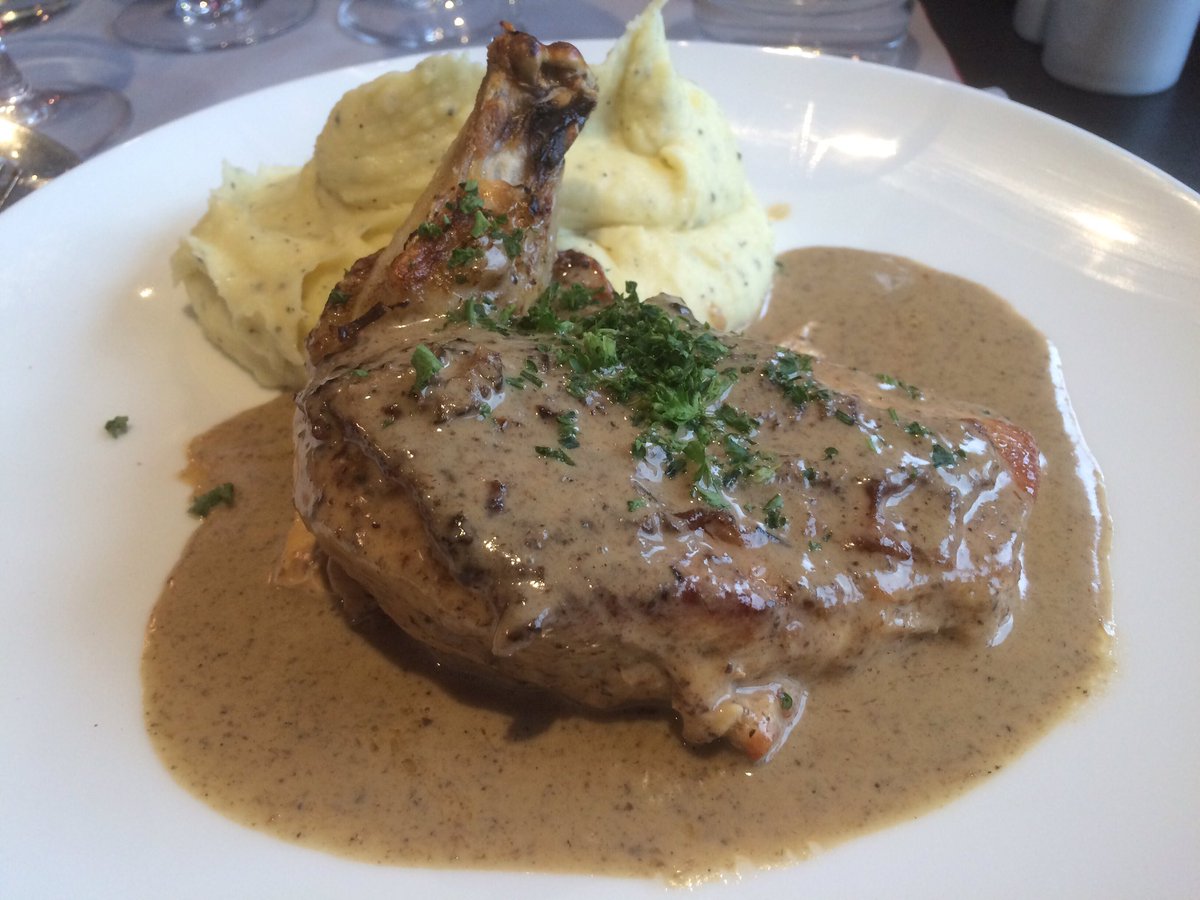 lefortdeshalles's tweet photo. Les #AmbassadeursGastronomes aiment la cuisine de @marchederungis ! Déjeuner convivial #LesVendanges ! #produits et #saveurs ! On aime ! https://t.co/Yjsm7i7f6z
