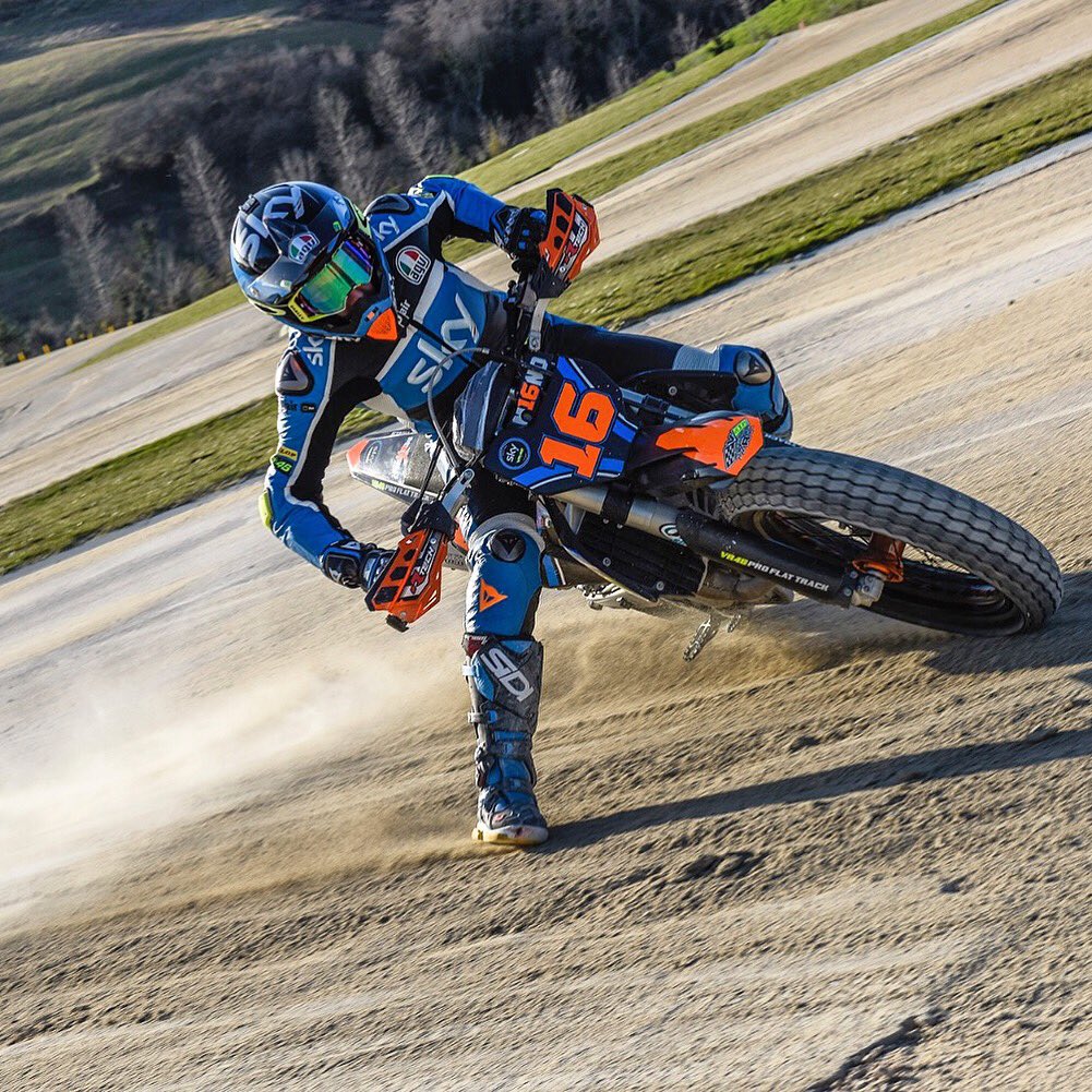 M16NO's tweet photo. Back on the dirt track! ✊🏼🏁
#VR46RidersAcademy #SkyRacingTeam #Mig16 #RanchVR46 shot like always by @camilss https://t.co/z0qpD8DGx3
