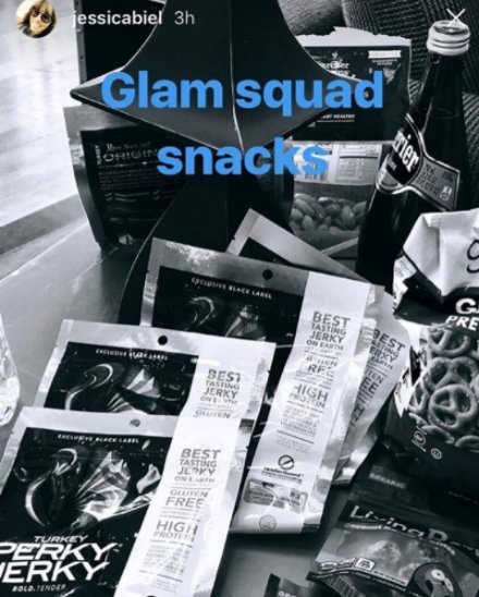 perkyjerky's tweet photo. At least @jessicabiel's snack game was on point last night! #oscars #nomixup https://t.co/ffnSvzlQgN