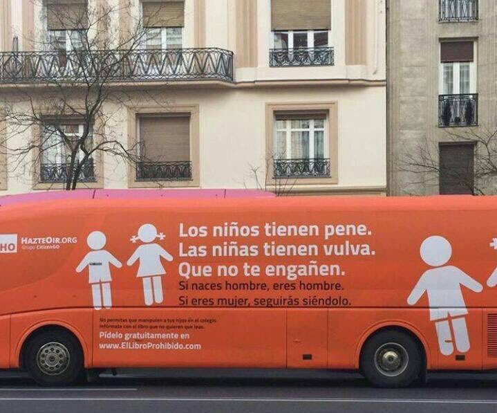 ¿Esto es es ilegal y denunciable, verdad? #hazteoir #transfobia