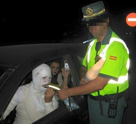 guardiacivil's tweet photo. ¿Saĺes a seguir disfrutando del #carnaval?
Ufff...qué suerte, pero ya sabes, si conduces el alcohol ni olerlo
#NoEsPorLaMulta https://t.co/BfGfY69pPB