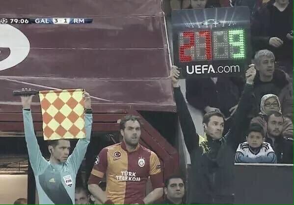 olidesidero's tweet photo. Rakip Real Madrid, 3-1 öndesin Dk. 79 sağ bek Eboue'yi çıkartıp yerine forvet Elmander'i alıyorsun.. Ama Ünal Aysal batırdı kulübü.. https://t.co/SJg2ZIHTPy