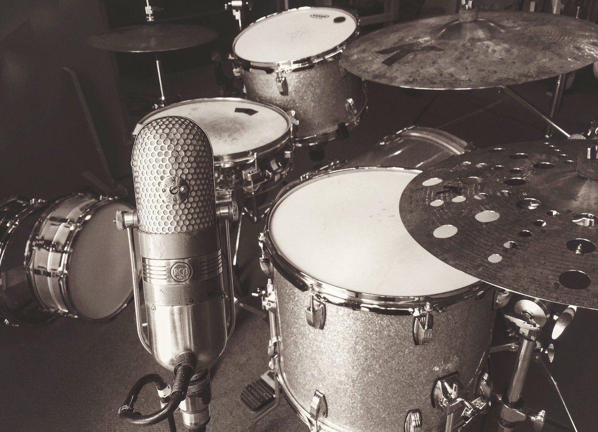 jmudrums's tweet photo. mmmmm vintage RCA 77 Ribbon Mic on my right side 🤓#nerdout #rca77 @ZildjianCompany @LudwigDrumsHQ @EvansDrumheads https://t.co/zPtX0SWzkj