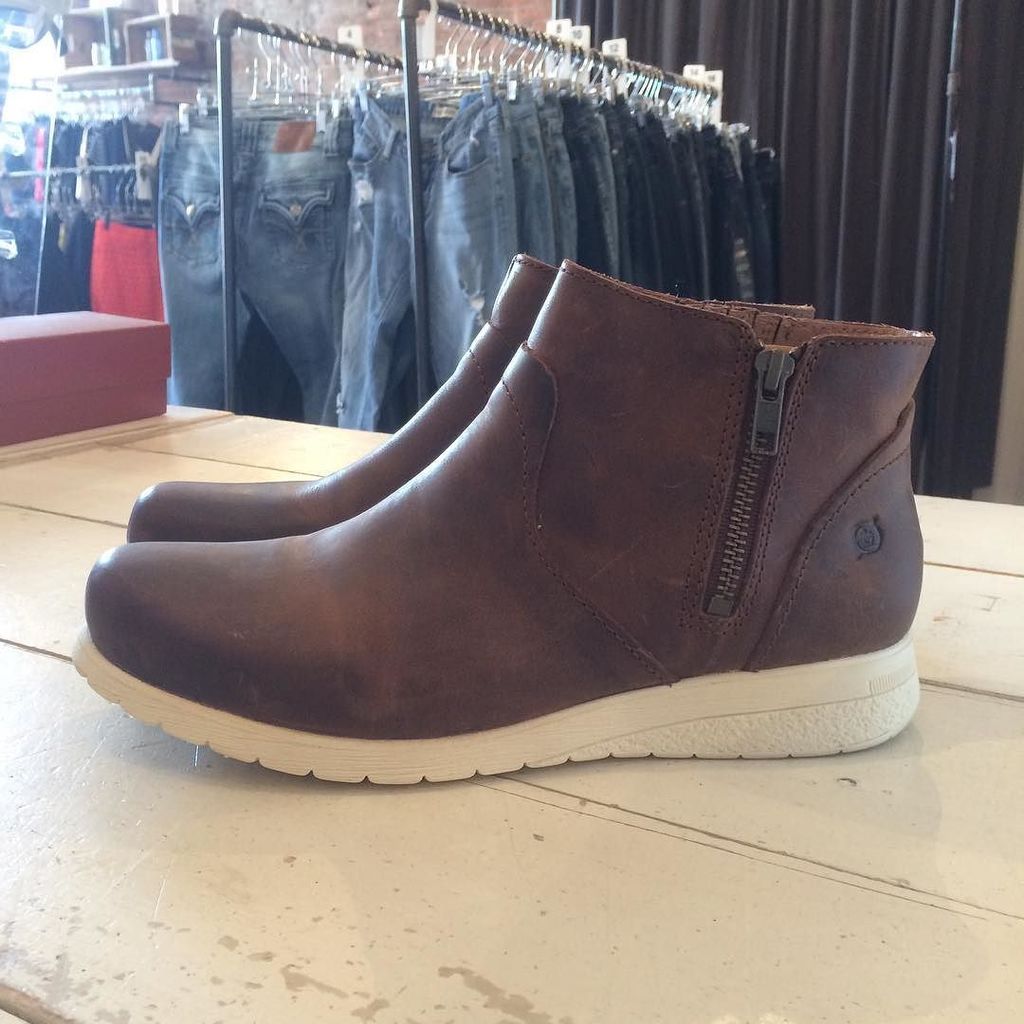 #likenew #born side zip booties $52.99/Size 8.5 #plumbeverly #shoplocal #twitterpic