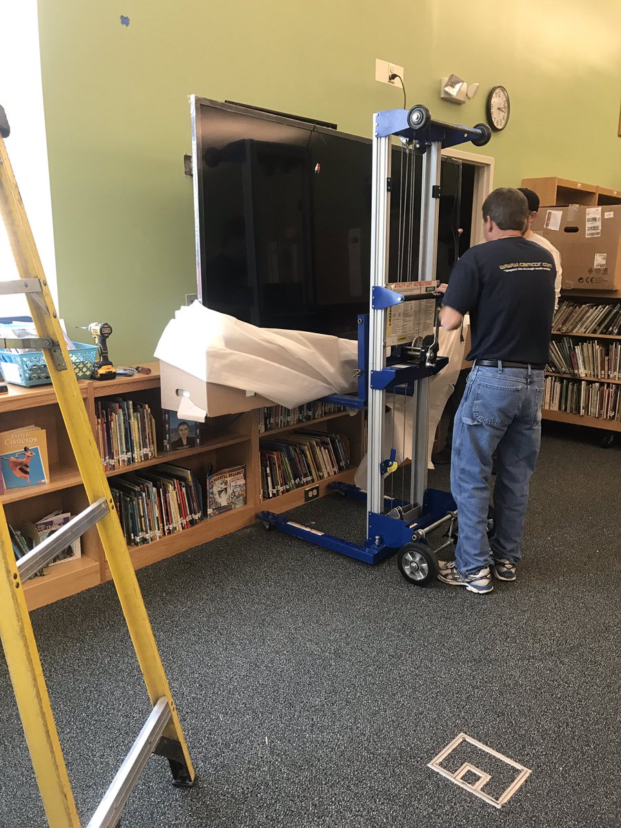 techlearnmake's tweet photo. Steady...steady...commence lifting @PoeMagnetES https://t.co/uAKW2fj8em