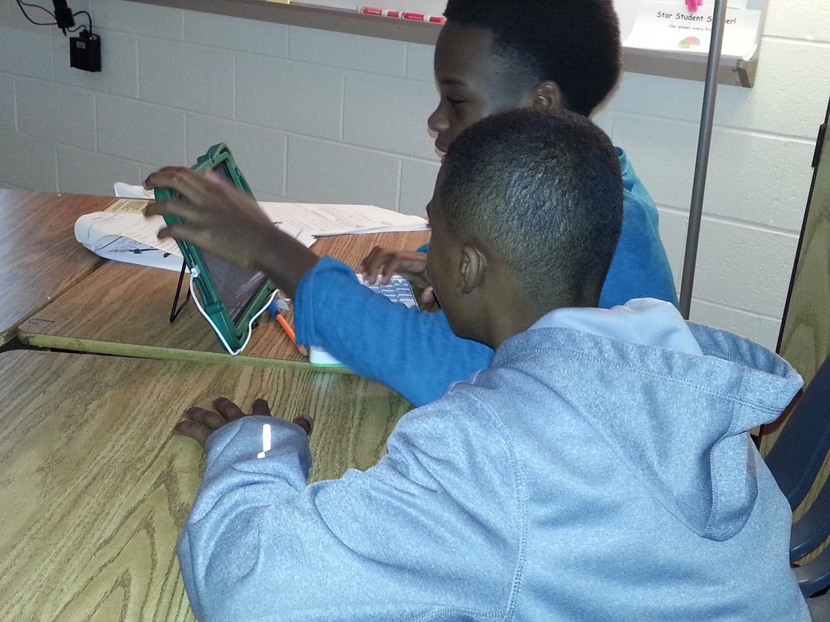 techteam_rbm's tweet photo. Students collaborate to create E-Books  in Ms. Jorns's Language Arts Class. https://t.co/YjD0QJV4LD