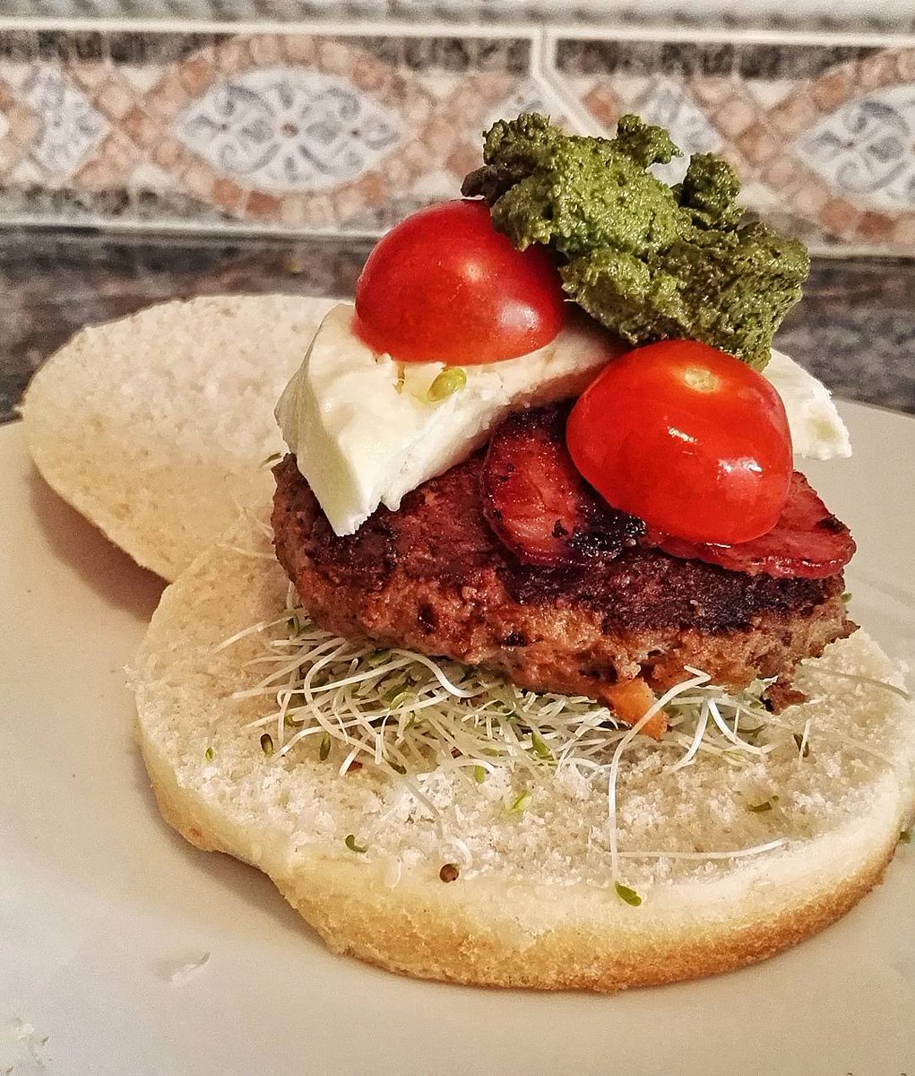 gustazorest's tweet photo. Gastronomía Urbana: #FoodBlog Almuerzo #urbano: #Hamburguesa 🍔 de #carne #capressa con #tocino #queso #mozzarella… https://t.co/7FonACffzW https://t.co/ydpFL35ngE