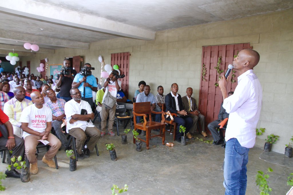moisejovenel's tweet image. Je participe à la cérémonie de relance de la culture du raisin, à travers le projet « Le vieux-Chardo », dans la commune de Chardonnières.