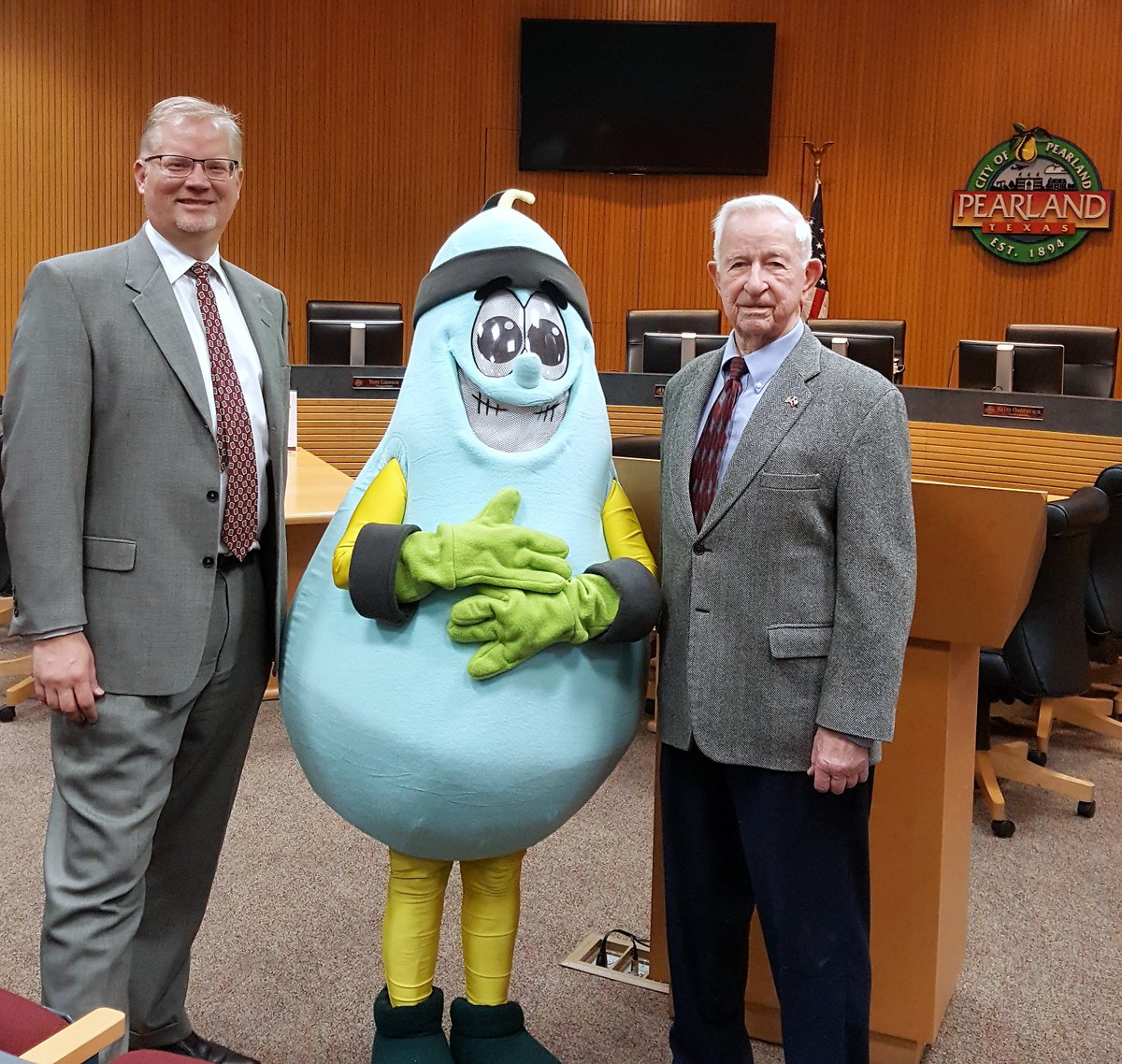 PearlandPearRun's tweet photo. Mayor Tom Reid and City Manager Clay Pearson showing support for the 2017 Pear Run - with Peary! @COPearland https://t.co/v1eORPaFtp
