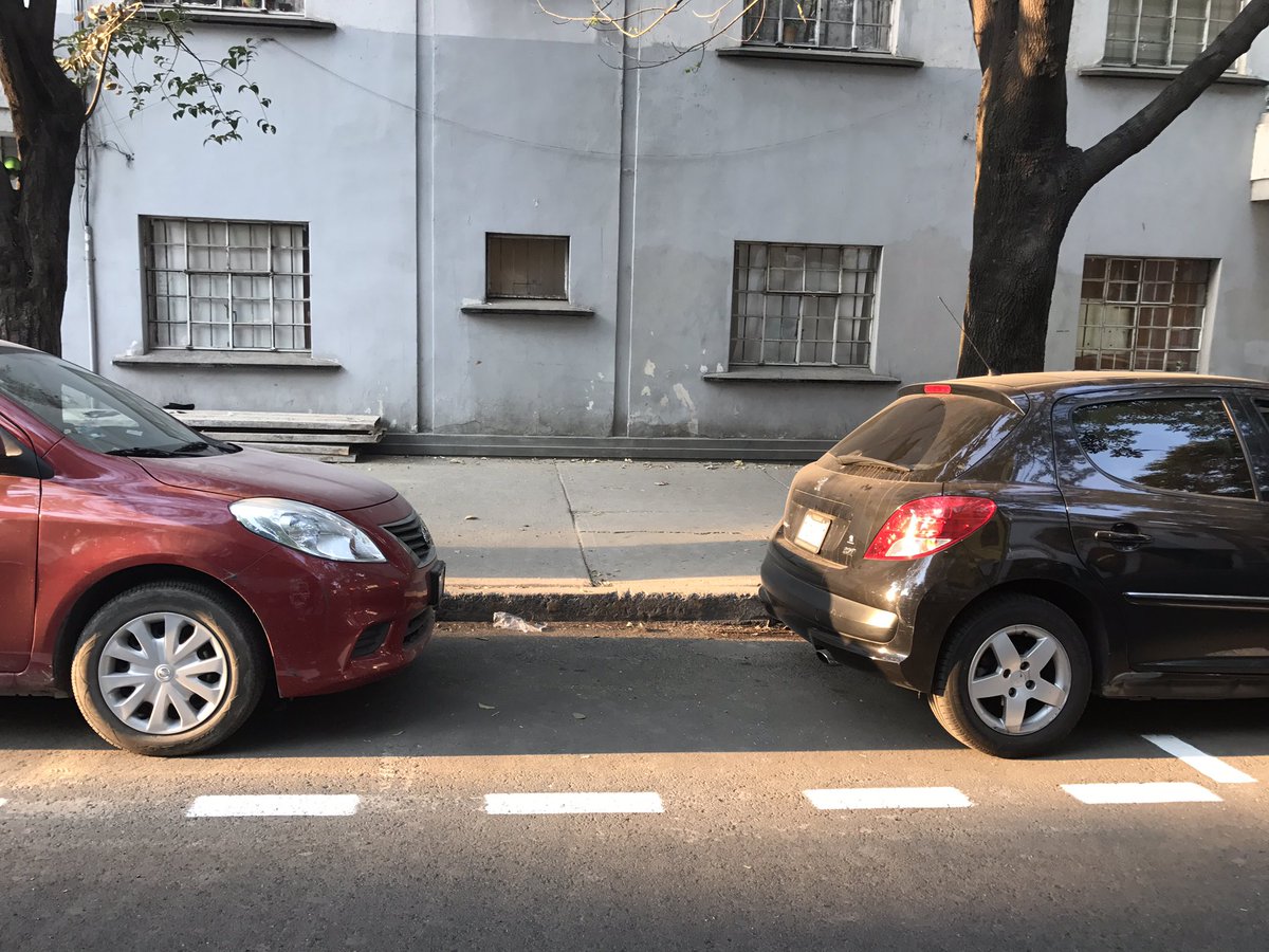 OlabyLara's tweet photo. @ManceraMiguelMX  acaban de pintar la calle de Colima, cuando llegue las rayas estaban borrosas y confusas  no me quieren quitar la araña. https://t.co/p6A1wZDBmv