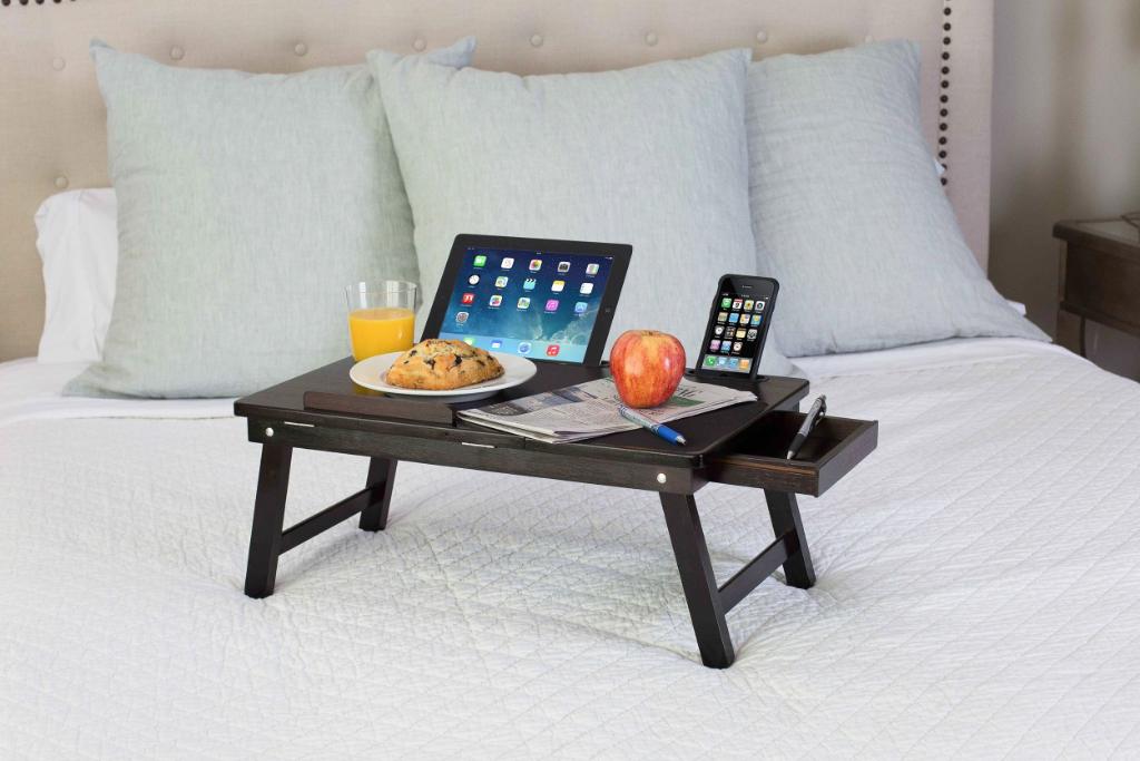 MBEmacaracuay's tweet photo. Ideal para esos días de relax @amazon: All desks should be bed desks. https://t.co/KwdLzJSWdS https://t.co/EYCOvWCLGr"