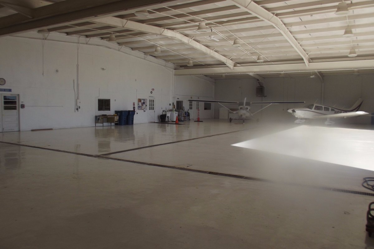 justflyhouston's tweet photo. #hangarspace  #Piper #Cessna24 hour security and access. Bath kitchenette, water, easy access 832-721-3158 https://t.co/NNQEZ7Femh https://t.co/HQV59ct5l1