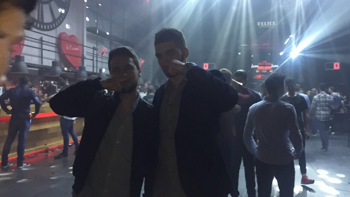 SalvaEsteve7's tweet photo. Por nunca fallar y por siempre estar, felices 22 compañero! 🎉🎁🎂Seguimos sumando Charly 👬❤👄🔥 #LosCierraBares #OnlyMagic 🙄😂@Carlos19_27 https://t.co/qpse0Yo4h0
