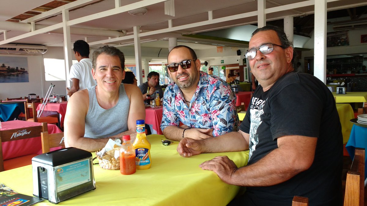 RayselPerezB's tweet photo. Sabrosa tarde con estos grandes amigos.#guarachando https://t.co/YdFZJ64kkK