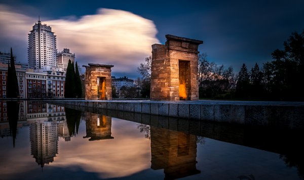 Templo de Debod Torre de #Madrid Edificio España La hora Azul y Noche en Madrid bit.ly/2lsrRby