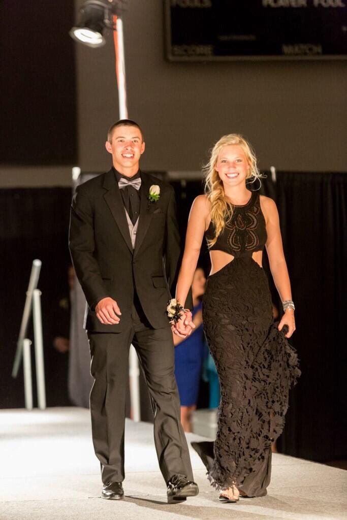 Kennnedyyy's tweet photo. Selling this dress :) perfect for prom or any special event... message me if you're interested!! https://t.co/Dbua0teu8o