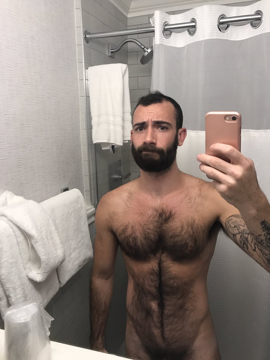 stephenHARTExxx's tweet photo. Why so glum, otter? #grumpypuss #fitandfurry https://t.co/LFiJmTu6Lv