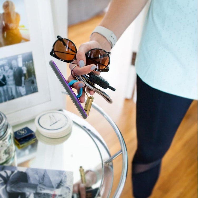 savvysassymoms's tweet photo. Moms need a phone case that works *with* you - like the #loopycase that stops you from dropping your phone. https://t.co/ILdQJoSb6J https://t.co/ikDRZsBcen