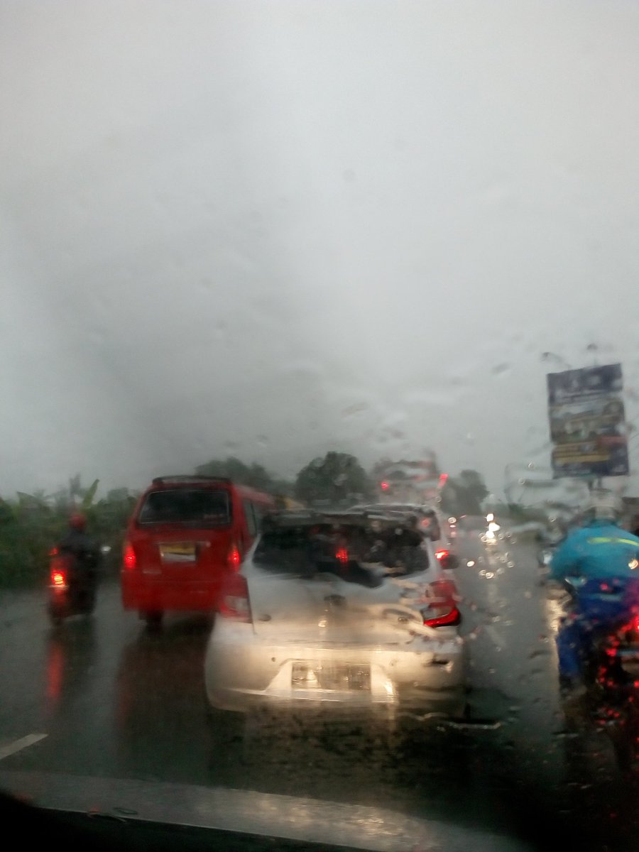 AzhyTanser's tweet photo. @rdi971 @Didin_Bagito @NengleniAsli  kawasan balaraja timur macet parah...cuaca hujan deras....mksh https://t.co/AlHY0erdoT