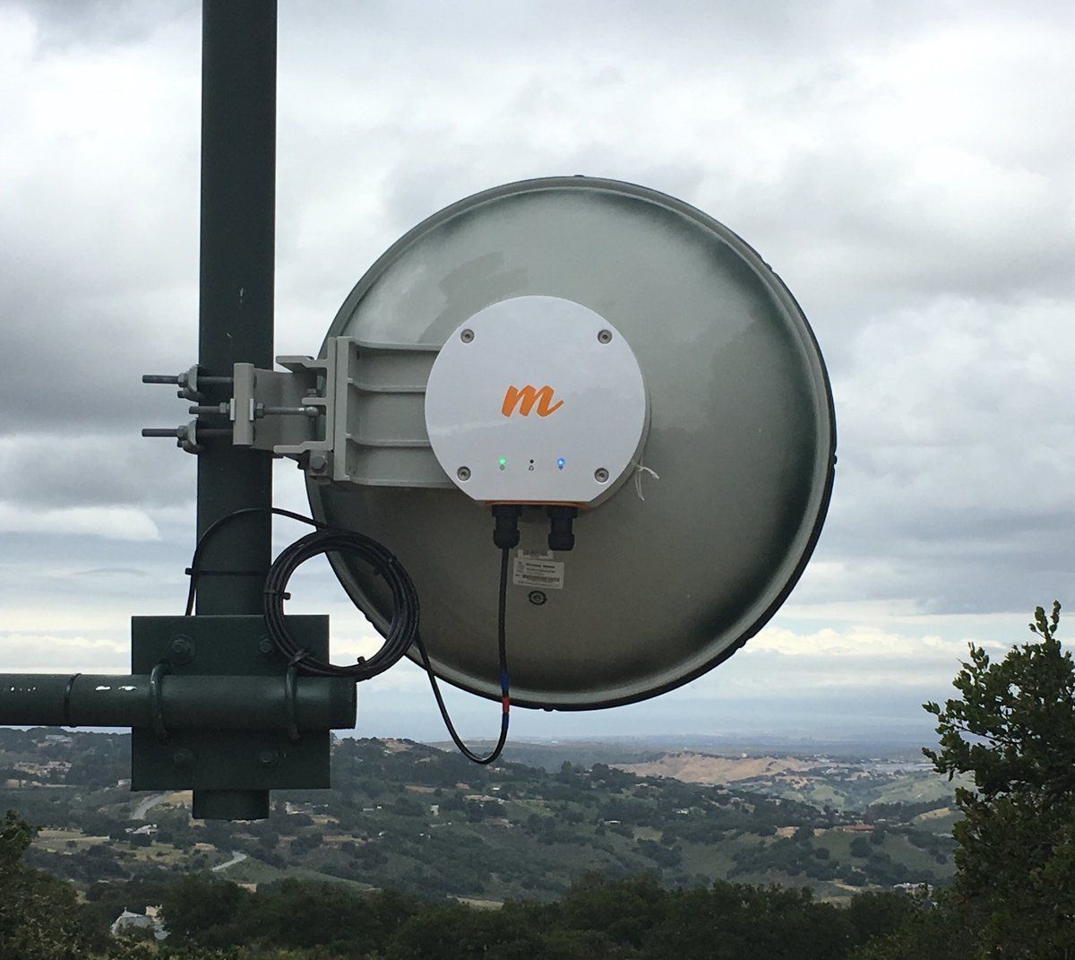 ArcWireless's tweet photo. Setting up ARC Wireless antenna with Mimosa B11 radio.  Works great! https://t.co/w715yCmFVQ https://t.co/KWCCukdBDR