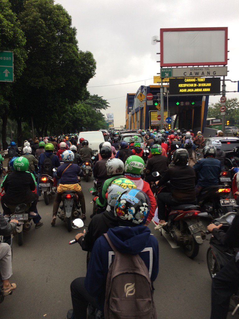 donaspeed's tweet image. 7:40 lalin dekat gerbang tol cawang macet parah @TMCPoldaMetro @infojakarta
