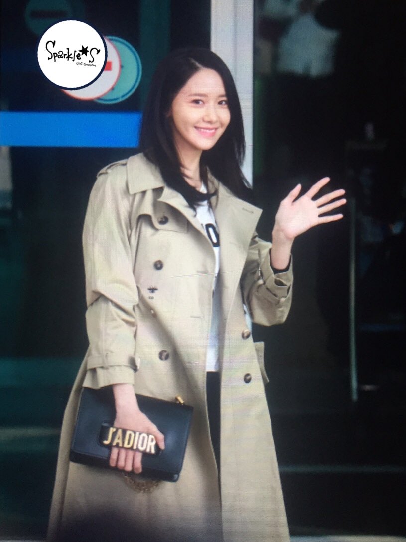 [PIC][28-02-2017] YoonA khởi hành đi Hồng Kông để tham dự sự kiện “DIOR 17S/S Landmark Pop Up Store” vào sáng nay C5tsExWUsAAYiiM