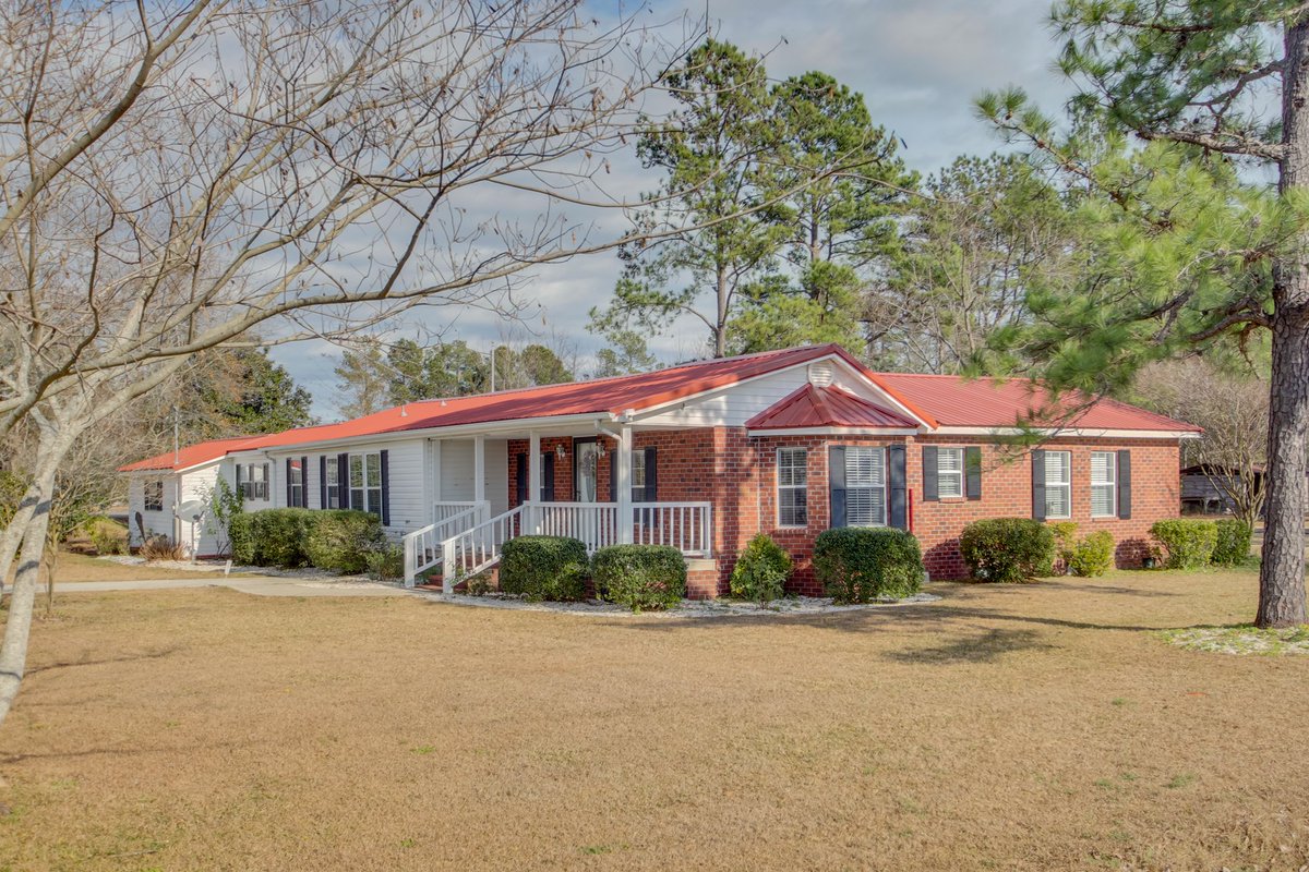 GregWarren12's tweet image. Awesome home in Conway-just 25 minutes to the beach!  Completely renovated with new paint, bead board, new floors, new kitchen, and more!