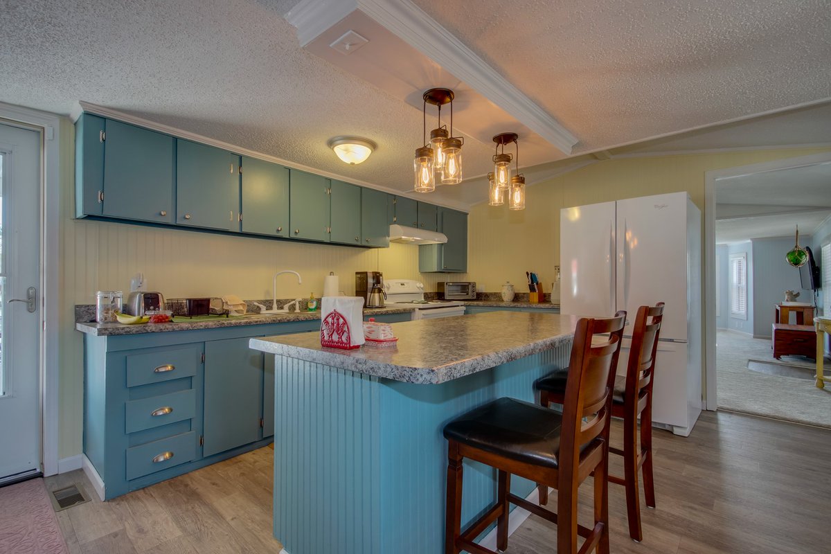 GregWarren12's tweet image. Awesome home in Conway-just 25 minutes to the beach!  Completely renovated with new paint, bead board, new floors, new kitchen, and more!