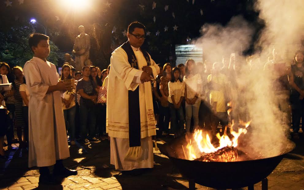 cbcpnews's tweet photo. A priest in Las Piñas City blesses palms being burned in time for Ash Wednesday tomorrow, March 1
https://t.co/GzCx9C8QMZ https://t.co/lDlF73MiUM