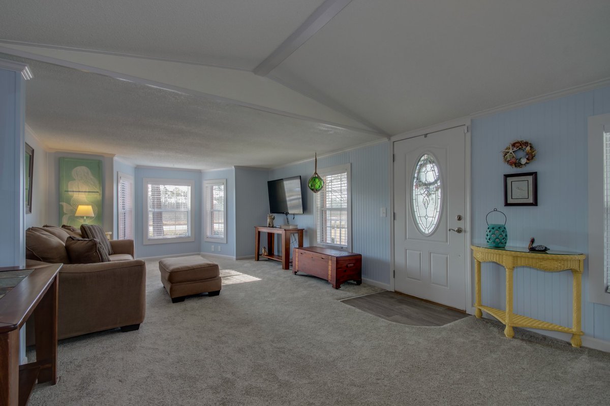 GregWarren12's tweet image. Awesome home in Conway-just 25 minutes to the beach!  Completely renovated with new paint, bead board, new floors, new kitchen, and more!