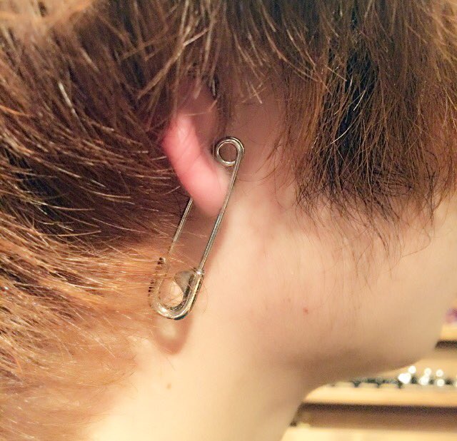 安全ピンピアス