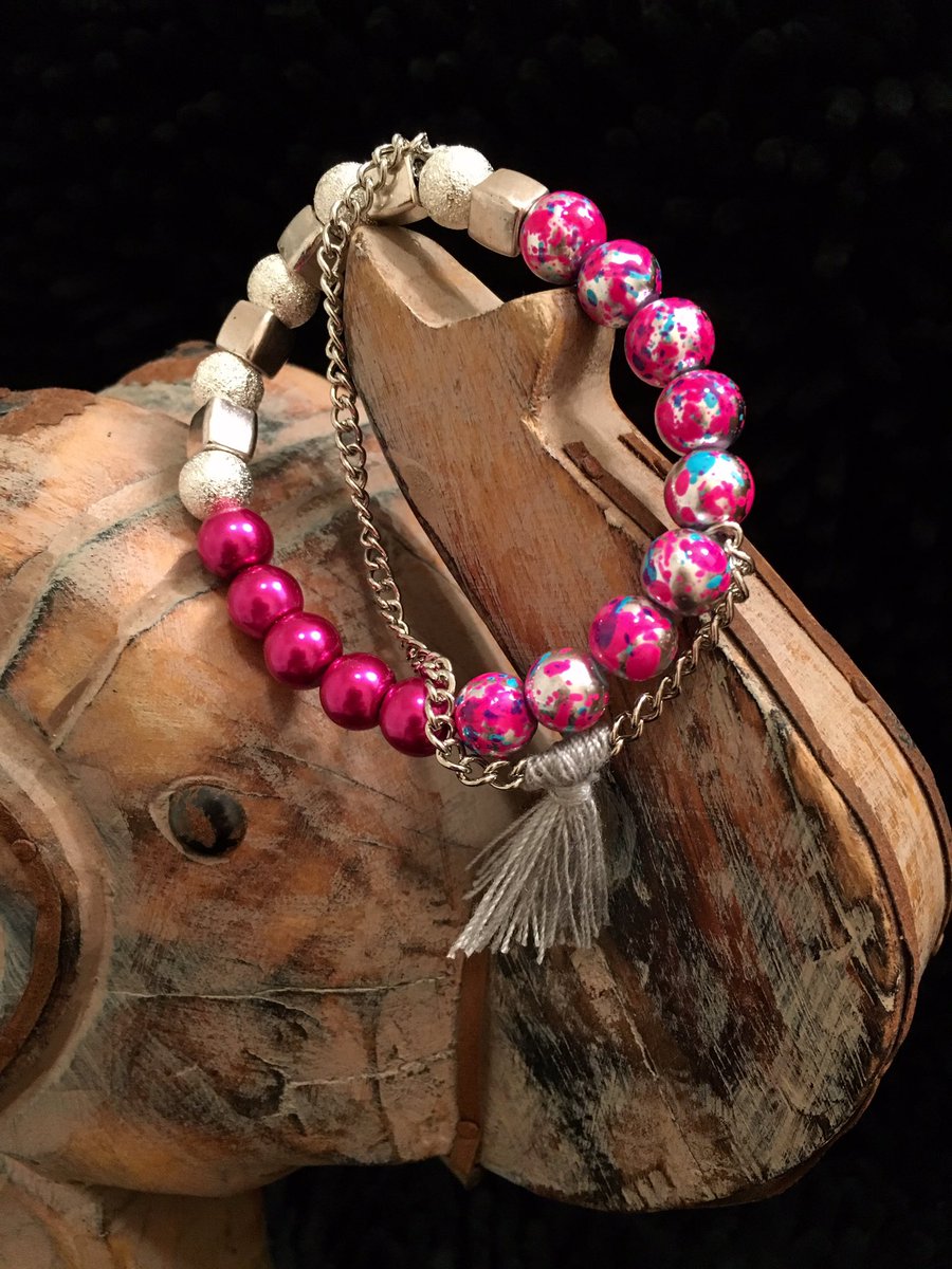 castleofcleo's tweet photo. Viva Boom Baby! 🎰🐘❤ #castleofcleo #etsyshop #treatyaself #beadedbracelets https://t.co/1i9QXSOsKW https://t.co/xpYO9zJnUu