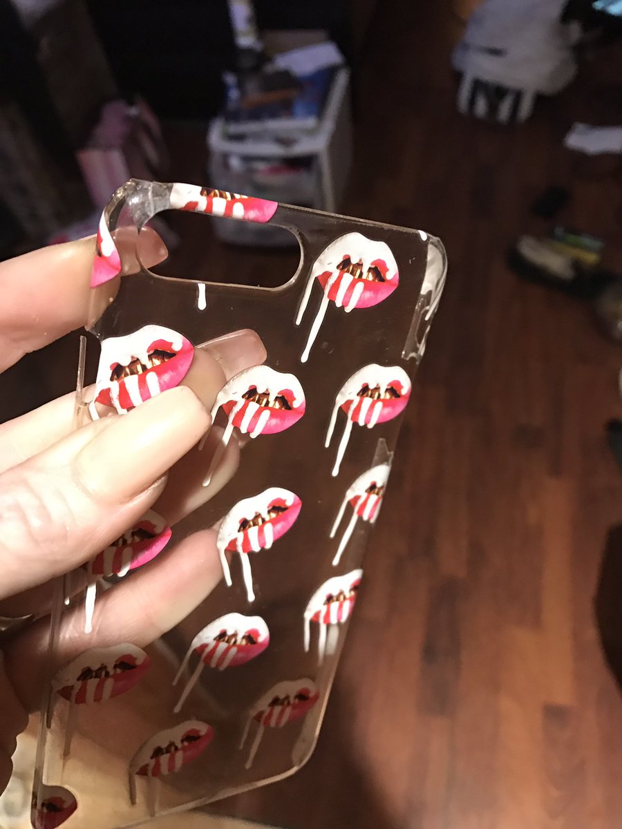 hannaex0's tweet photo. #biggestpos #dontwasteyourmoney #kylieispunkingusalloutofmoney #kyliecosmeticssuck @kyliecosmetics @KylieJenner https://t.co/cAo9eJLlcN
