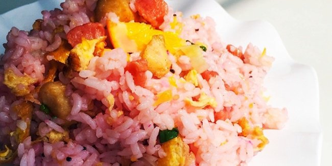 Resep Nasi Goreng Pink Buah Naga: Buah naga ternyata bisa kamu olah jadi makanan yang super lezat lho Ladies. Yuk… dlvr.it/NVSMQq