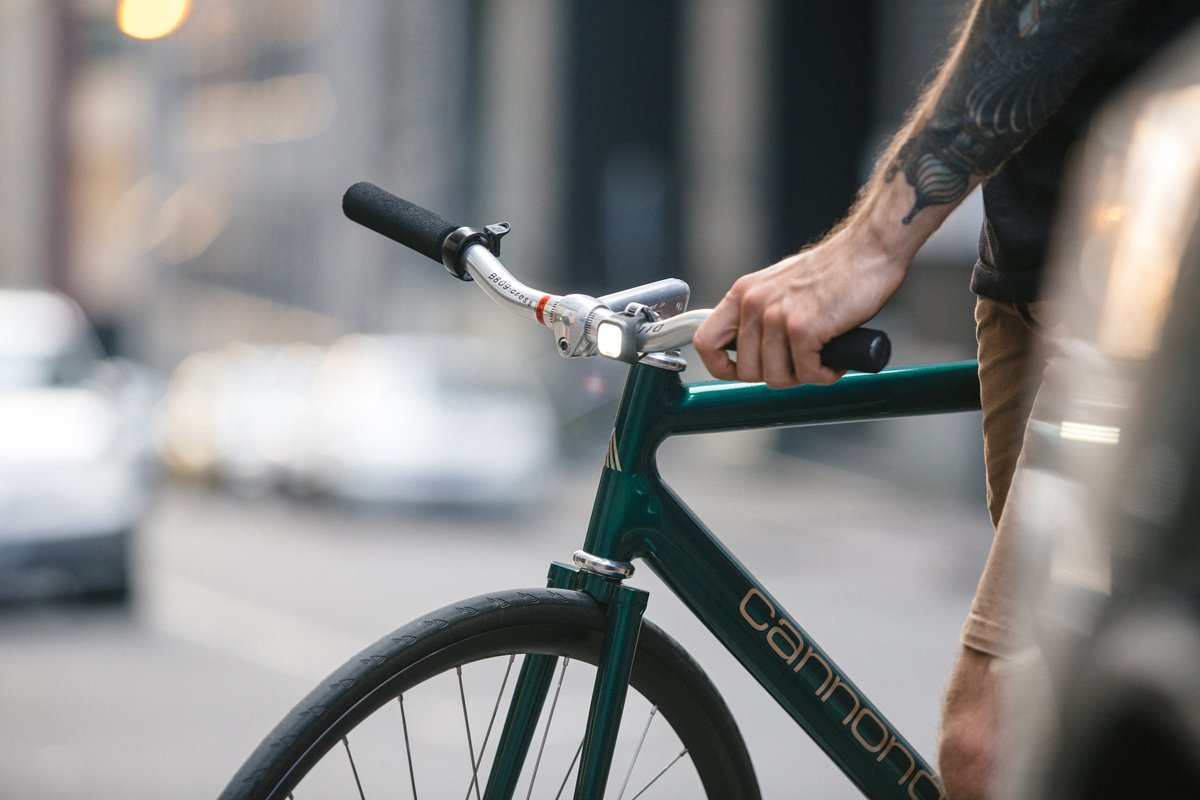 The Blinder MINI Chippy light. Pumping out 20 lumens at the front and 11 at the back. Fits aero posts too >> bit.ly/2lj7e0B #BeSeen