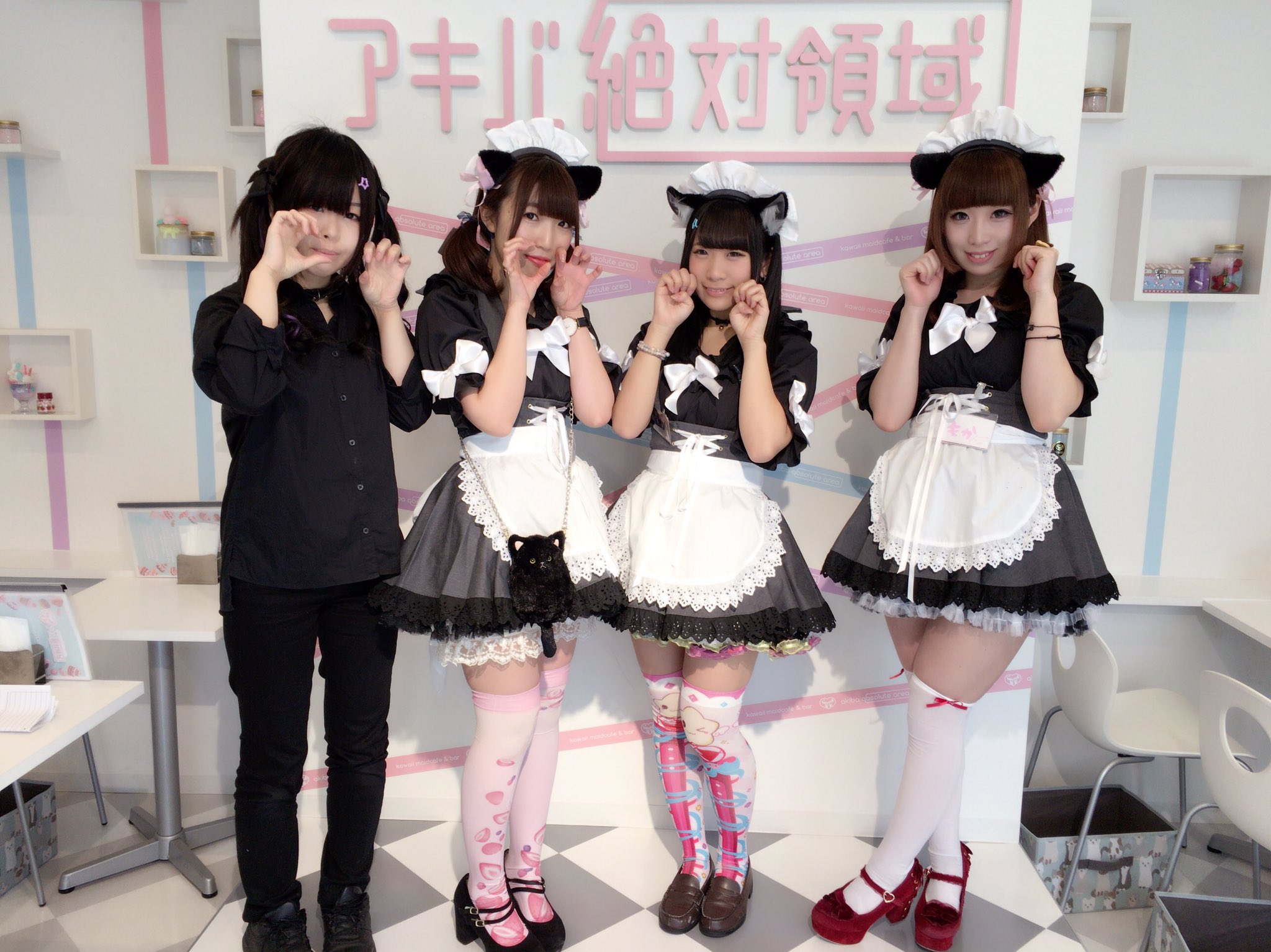 メイド ニーハイ 本日も元気にオープンしましたー！⊂(´ω´⊂))) めるちゃんがニーハイの方の絶対領域さん（@zettairyoiki_  ）のニーハイ装備でお給仕！閉店しても応援してるにゃん♡ ※写真にはいないけどもなかちゃんもいるよー #アキバ絶対領域 ...