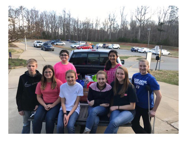 SouthernAMiddle's tweet photo. AYLA Ss sponsored a canned food drive @ SMS. Ss brought in 830 items for SAFE Food pantry! Great community service project #samstigerpride π― https://t.co/riPIHXUSgQ