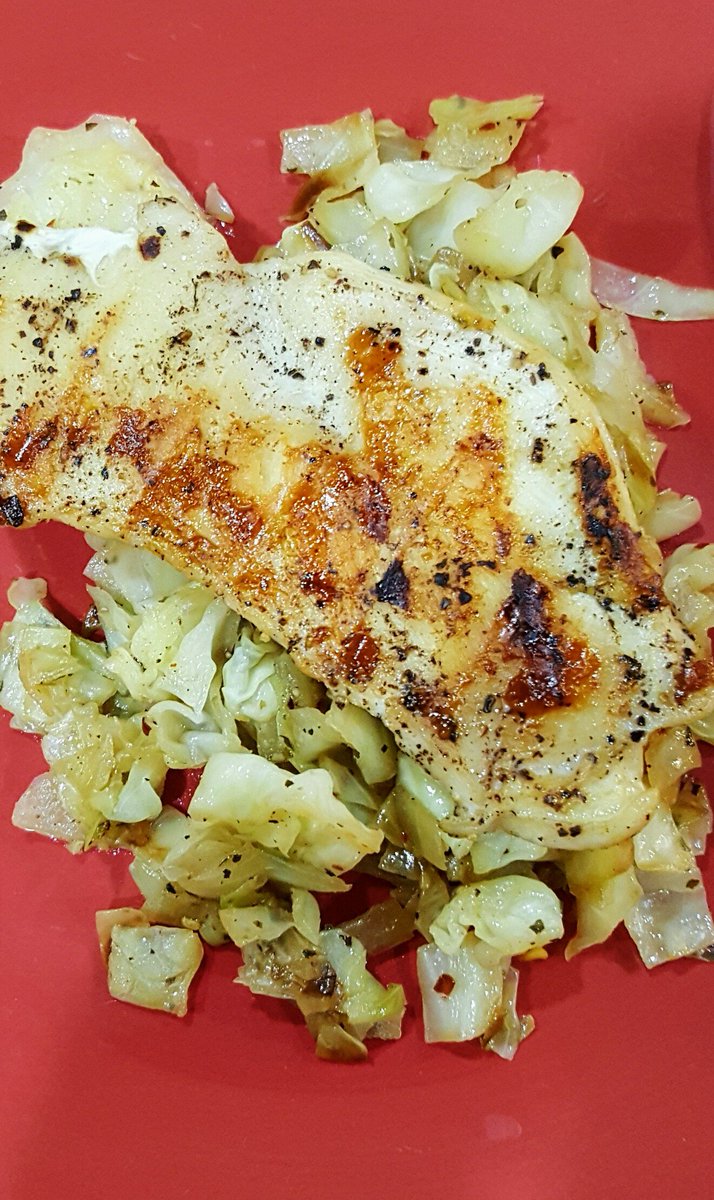 SHIRLEYBECK's tweet photo. What did you have for dinner?🍽 Thank you @GeorgeForemanCo Yummy!😋 #dinner #GrilledChicken #GrilledCarrots #StirFriedCabbage #foodie https://t.co/mjXu1aS0xD