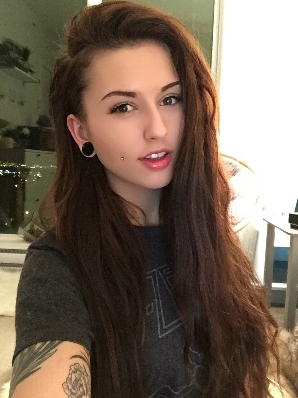 Red 🇨🇦 on X: Ill be logging on in a few! 🌸 last couple days on cam  before I go bye bye for a bit 😥 t.cooAidwnP3Co  t.coqDJETn3n31  X