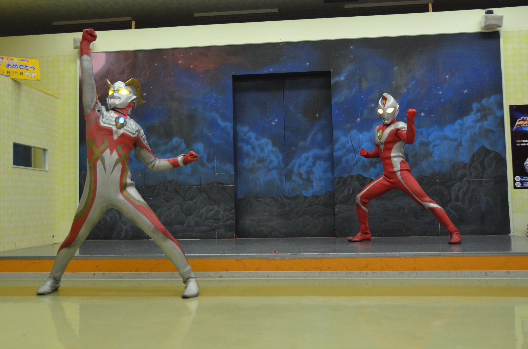 Maxxam Maxxam T ウルトラマンスタジアム 2月18日 握手撮影会ウルトラマンダイナ ストロング ウルトラマンゼロ ストロングコロナ ウルスタ 去り際のサービスショット ゼロ 着地から 回し蹴り そして拳を突き上げる ダイナはグッときめ