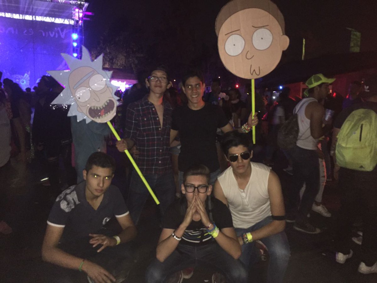 UglyGarnicola's tweet photo. Con mi squaad destruyendo EDC!
#soytupapi #EDCMx2017 https://t.co/oRKfk4aorx