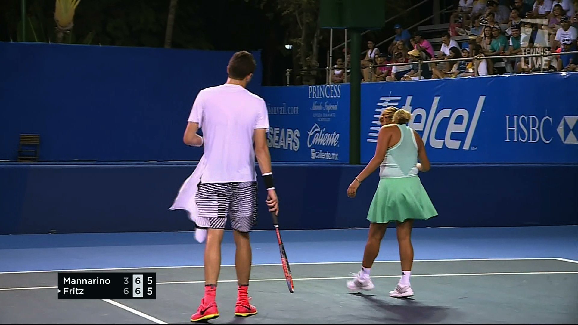 Deadspin na platformě X „Taylor Fritz tries to shoo moth off the court in middle of tiebreak; ball girl comes over and just stomps it https//t.co/vIDCk0L2aS 