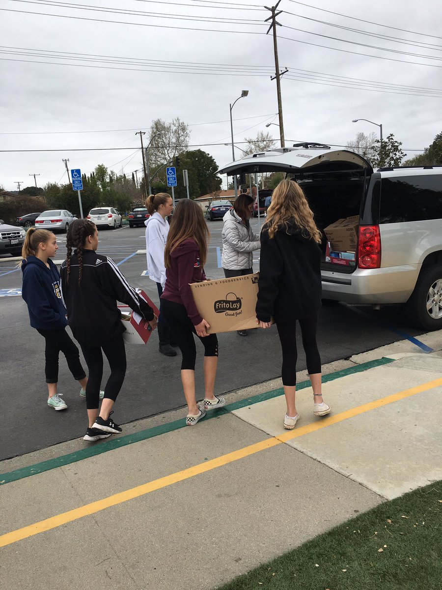 sinaloasabers's tweet photo. Community Leadership English students loading up 920 books to donate to @ParkViewEl 😊 https://t.co/ePIPcLCaIc