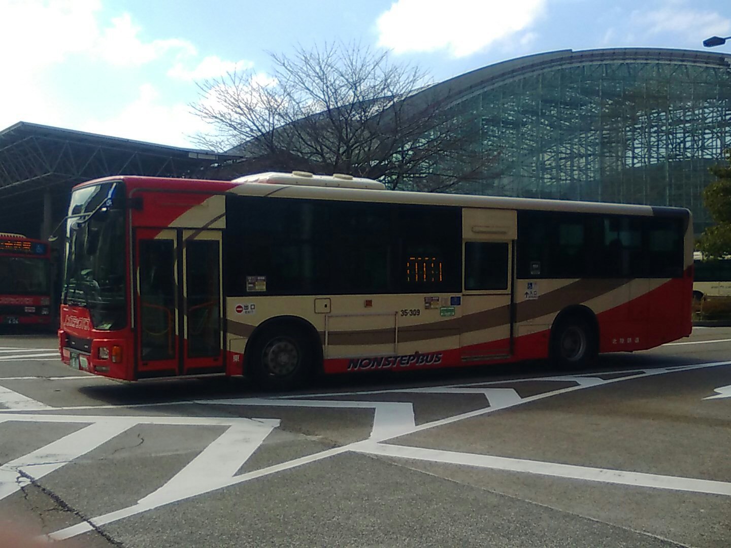 いではじめｰ3 2月28日北陸鉄道グループバス 北鉄金沢バス中央支所 金沢0か616車 ｰ581号車 56系統 西部緑地公園 済生会病院行き 北陸鉄道バス東部支所 金沢0か611車 35ｰ309号車 92系統朝霧台行き 北陸鉄道バス南部支所 石川0か577車 18ｰ1号車