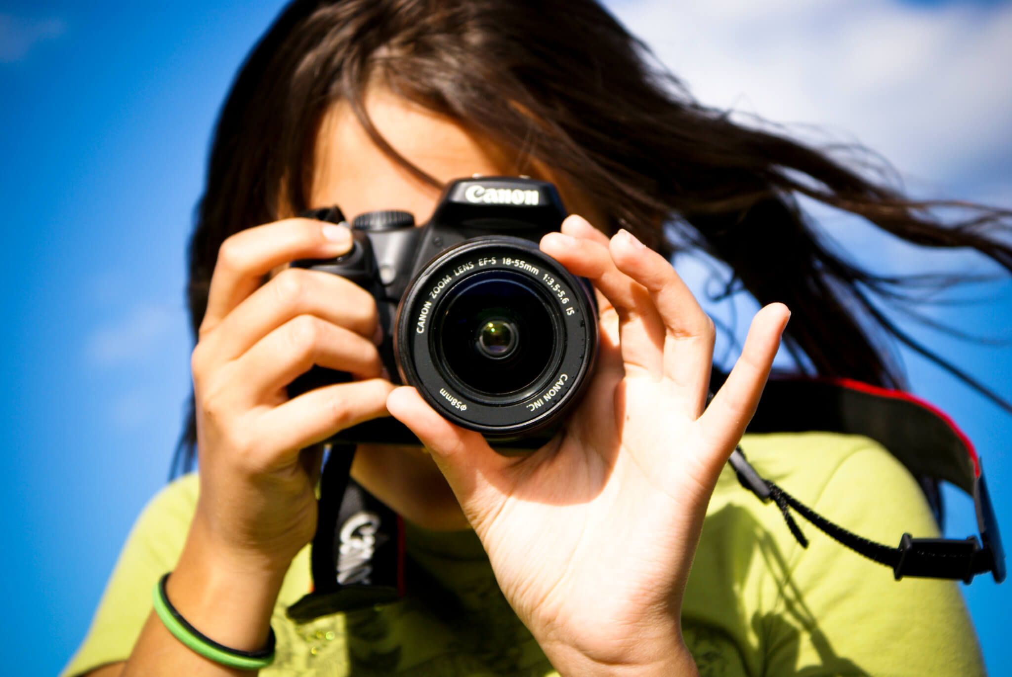 Подросток с фотоаппаратом