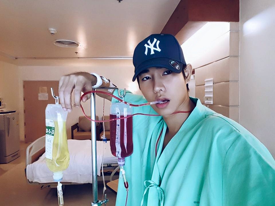Zhangbie's tweet photo. เจอรูปนี้แล้วบอกกับตัวเองเลยว่า "เวลาแกป่วยอะ อย่าทำตัวโทรม ทำตัวให้แซ่บให้หมอเงิบแบบเน้" #เป๊กผลิตโชค https://t.co/GjHY8uJRBU